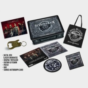 Devil's Train - Ashes & Bones (Ltd. Boxset Merchand in der Gruppe CD / Hårdrock bei Bengans Skivbutik AB (4153341)