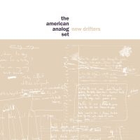 The American Analog Set - New Drifters in der Gruppe UNSERE TIPPS / Freitagsveröffentlichungen / Fredag Den 9:e Februari 2024 bei Bengans Skivbutik AB (5515635)