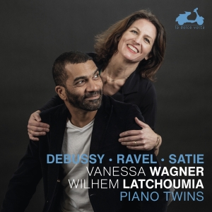 Vanessa Wagner & Wilhem Latchoumia - Debussy, Ravel & Satie: Piano Twins in der Gruppe UNSERE TIPPS / Freitagsveröffentlichungen / Fredag den 4:e oktober 2024 bei Bengans Skivbutik AB (5562608)