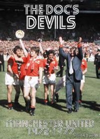 Doc's Devils - Manchester United 1972-1977 in der Gruppe Taschenbücher bei Bengans Skivbutik AB (5573153)