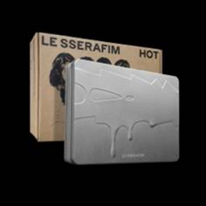 Le Sserafim - Hot (Tin Case Ver.) in der Gruppe Minishops / K-Pop Minishops / LE SSERAFIM bei Bengans Skivbutik AB (5587829)